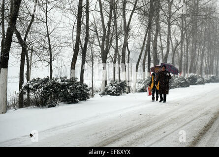 Wuhan, province du Hubei en Chine. 29 janvier, 2015. Les gens marchent dans la neige dans la ville de Xiangfan, Province de Hubei en Chine centrale, le 29 janvier 2015. Pluie continue et la neige a frappé la province depuis le mercredi. Credit : Hao Tongqian/Xinhua/Alamy Live News Banque D'Images