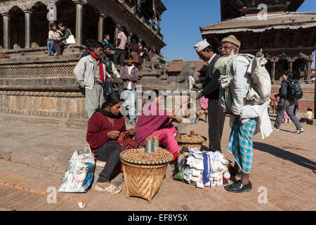 Les vendeurs d'arachides en face de l'Krishna Temple, Durbar Square, Ppatan, Népal Banque D'Images