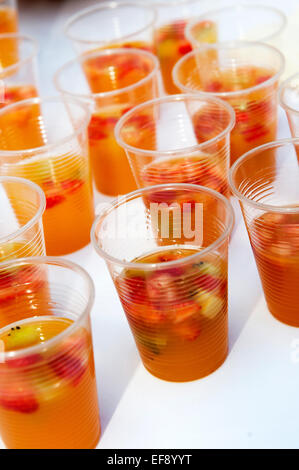 Sangria rafraîchissante aux fruits sur une table de travail Banque D'Images