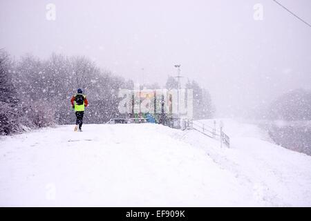 Manchester, UK. 29 janvier, 2015. Météo France : Un homme s'étend le long de la rive de la rivière Mersey, fortes chutes de neige dans le sud de Manchester Didsbury pour la première fois cet hiver. La neige à Manchester UK Crédit : John Fryer/Alamy Live News Banque D'Images