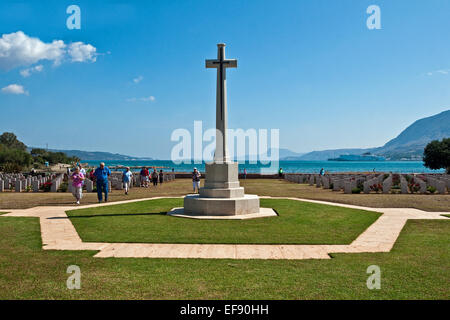 Les touristes britanniques visiter le cimetière CWGC Souda Bay, la baie de Souda, en Crète, Grèce Banque D'Images