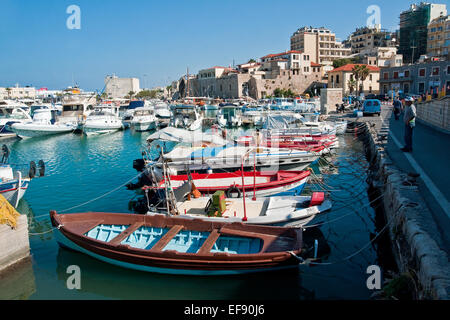 Bateaux amarrés dans le vieux port de Héraklion, Crète Banque D'Images