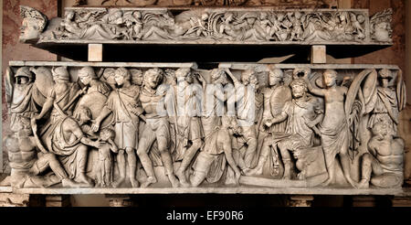 Sarcophage romain orné d'un relief représentant la présentation de la Sarmates deuxième siècle de notre ère Musée du Vatican Rome Banque D'Images