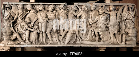 Sarcophage romain orné d'un relief représentant la présentation de la Sarmates deuxième siècle de notre ère Musée du Vatican Rome Banque D'Images