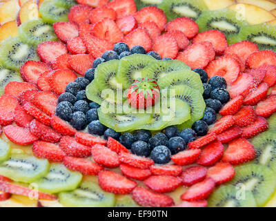 Gâteau de fruit avec des baies et autres fruits Banque D'Images