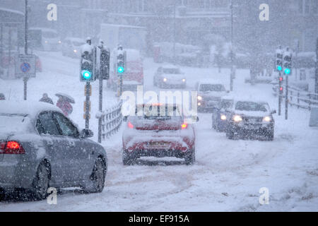 La chute de neige de l'hiver provoque des problèmes de conduite / trafic à Buxton. Le Derbyshire Banque D'Images