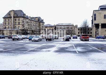 Bradford, West Yorkshire, UK Météo: Centre-ville de Bradford, neige légère dans un parking à proximité de l'hôtel Victoria et des tribunaux. Banque D'Images