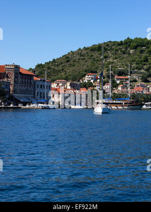 Vue sur les bateaux du port et l'architecture historique sur l'île de Vis en Croatie Banque D'Images