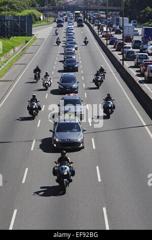 Le 29 janvier 2015 - Buenos Aires, Buenos Aires, Argentine - La procession funéraire porte Procureur Alberto Nisman demeure après la veillée. Nisman a été trouvé mort dans son appartement le 18 janvier 2014, une semaine après avoir accusé la présidente Cristina Fernandez de couvrant des diplomates iraniens sur la responsabilité de l'AMIA 1994 explosif. (Crédit Image : © Patricio Murphy/Zuma sur le fil) Banque D'Images