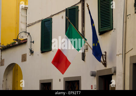 L'italien et l'Union européenne les drapeaux sur un bâtiment à Lucca, Toscane, Italie Banque D'Images
