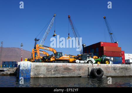 Excavatrices, tracteurs et conteneurs nouvellement importés dans le port, Iquique, région I, Chili Banque D'Images