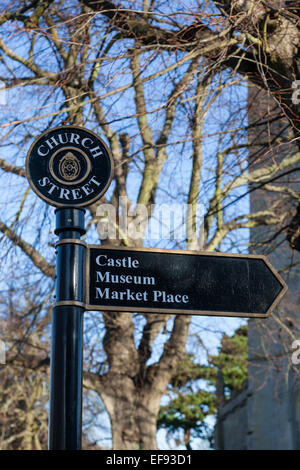 Panneau métallique pointant vers le château, le musée et la place du marché à Oakham, Rutland. Banque D'Images