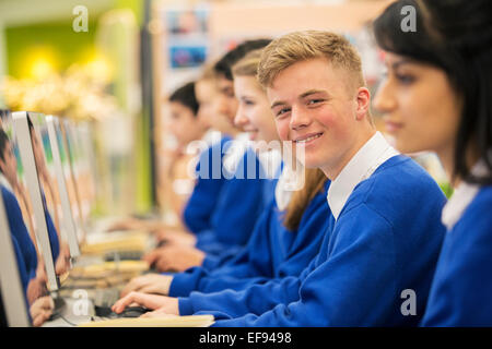 Heureux l'apprentissage des élèves en salle informatique Banque D'Images