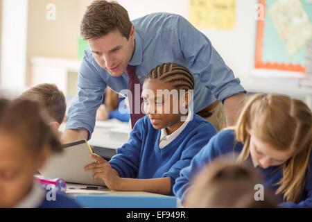 Enseignant avec ses élèves en classe Banque D'Images