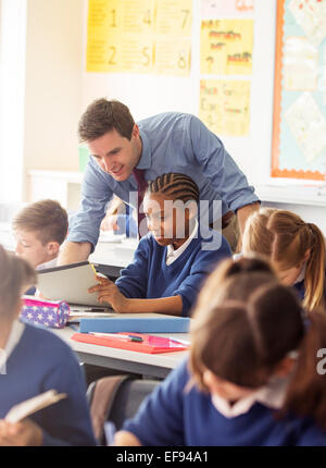 Enseignant avec ses élèves en classe Banque D'Images