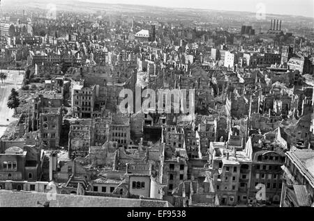 Avis de l'Hôtel de Ville Tour surplombant les immeubles détruits, l'Annenkirche (St. Anne's Church) et le Kraftwerk Mitte (chauffage et Powerstation) (droite) à Dresde. Date inconnue (1945 - 1955). Photo : Deutsche Fotothek/Richard Peter jun. - Aucun FIL SERVICE - Banque D'Images