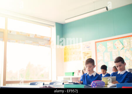 Les enfants de l'école élémentaire pendant la leçon en classe Banque D'Images