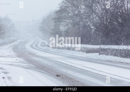 Clayton Heights près de Bradford, West Yorkshire, Royaume-Uni. 29 janvier, 2015. Météo France : des averses de neige et poudrerie continuent d'entraîner un ralentissement du trafic pour aller près de Bradford 800 ft au-dessus du niveau de la mer cet après-midi, avec plus de neige et des températures froides prévisions pour la soirée. Credit : Mick Flynn/Alamy Live News Banque D'Images