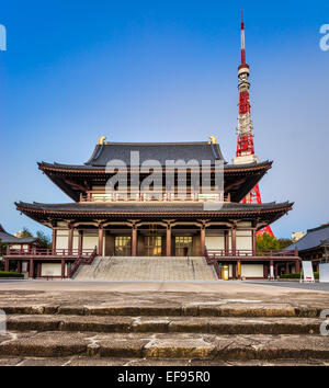 Vue du temple Zojo.ji et la Tour de Tokyo, Tokyo, Japon. Banque D'Images