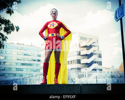 Superhero standing in city Banque D'Images