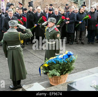 Kiev, Ukraine. 29 janvier, 2015. Le président Poroshenko, 29 janvier 2015, ont participé à la cérémonie, les jeunes héros Kruty types qui en ce jour en 1918 près de la gare dans la région de Tchernihiv Kruty entrés dans un combat inégal avec les bolcheviks et meurt une mort héroïque pour la République populaire ukrainienne. Le Président a jeté des fleurs à la Croix du souvenir aux héros de Kruty Askold au grave à Kiev, où la part des victimes enterrées. De concert avec les participants de la cérémonie, le Président a rendu hommage aux morts minute de silence. Crédit : Igor Golovnov/Alamy Live News Banque D'Images