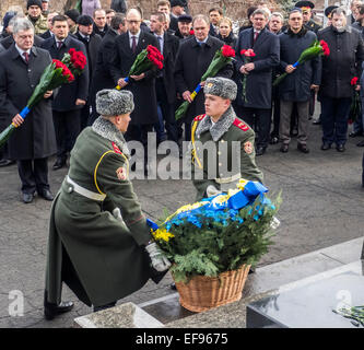 Kiev, Ukraine. 29 janvier, 2015. Le président Poroshenko, 29 janvier 2015, ont participé à la cérémonie, les jeunes héros Kruty types qui en ce jour en 1918 près de la gare dans la région de Tchernihiv Kruty entrés dans un combat inégal avec les bolcheviks et meurt une mort héroïque pour la République populaire ukrainienne. Le Président a jeté des fleurs à la Croix du souvenir aux héros de Kruty Askold au grave à Kiev, où la part des victimes enterrées. De concert avec les participants de la cérémonie, le Président a rendu hommage aux morts minute de silence. Crédit : Igor Golovnov/Alamy Live News Banque D'Images