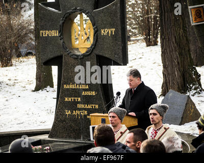 Kiev, Ukraine. 29 janvier, 2015. Le président Poroshenko, 29 janvier 2015, ont participé à la cérémonie, les jeunes héros Kruty types qui en ce jour en 1918 près de la gare dans la région de Tchernihiv Kruty entrés dans un combat inégal avec les bolcheviks et meurt une mort héroïque pour la République populaire ukrainienne. Le Président a jeté des fleurs à la Croix du souvenir aux héros de Kruty Askold au grave à Kiev, où la part des victimes enterrées. De concert avec les participants de la cérémonie, le Président a rendu hommage aux morts minute de silence. Crédit : Igor Golovnov/Alamy Live News Banque D'Images