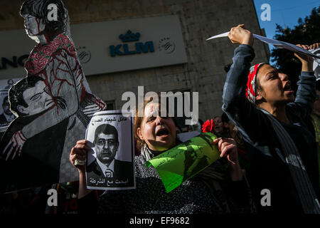 (150129) --Le Caire, le 29 janvier 2015 (Xinhua) -- Les femmes égyptiennes manifestants crier des slogans au cours d'une manifestation contre l'assassinat de femme Vanguard of Conquest manifestant al-Sabbagh, abattu la veille du quatrième anniversaire de l'insurrection, le 25 janvier à Tahaa Tahab square, dans la capitale de l'Egypte Le Caire, le 29 janvier 2015. (Xinhua/Cui Xinyu) Banque D'Images