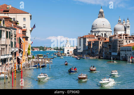 Superbe vue sur le Grand Canal et basilique Santa Maria della Salute, Venise, Italie Banque D'Images