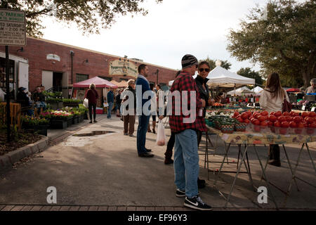 Examiner les acheteurs à produire un marché agricole. Banque D'Images