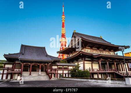 Vue du temple Zojo.ji et la Tour de Tokyo, Tokyo, Japon. Banque D'Images