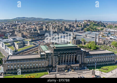 Vue sur centre d'Édimbourg à partir de Monument Nelson sur Calton Hill avec Saint Andrew's House Edinburgh City & avant gauche du conseil. Banque D'Images