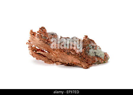 Close-up d'une pépite de cuivre natif avec crystal les impuretés. Studio macro. Isolé sur blanc. L'échantillon est à partir de la région supérieure du Michigan, USA. Banque D'Images