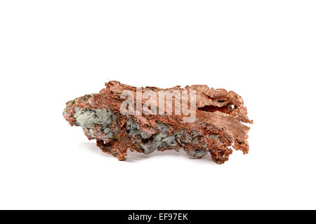 Close-up d'une pépite de cuivre natif avec crystal les impuretés. Studio macro. Isolé sur blanc. L'échantillon est à partir de la région supérieure du Michigan, USA. Banque D'Images