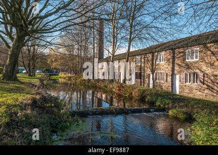 Ancien moulin bâtiments utilisés comme un centre de visiteurs à bavures Country Park à Bury. North West Lancashire en Angleterre. Irwell Sculpture Trail Banque D'Images