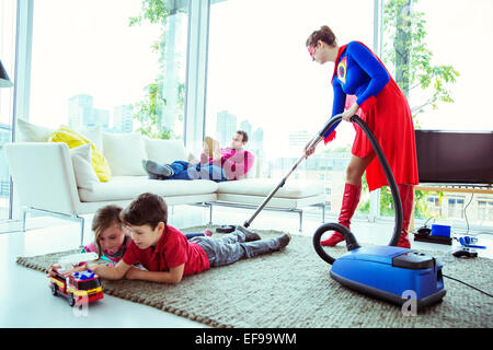 Autour de l'aspirateur du super-héros dans le séjour de la famille Banque D'Images