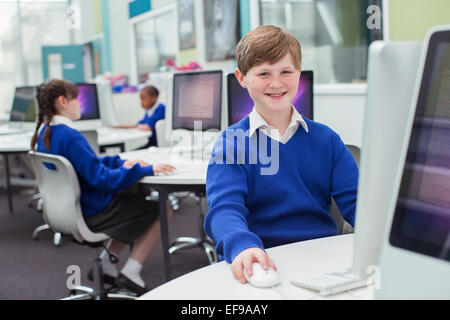 Les enfants de l'école primaire travaillant avec les ordinateurs Banque D'Images