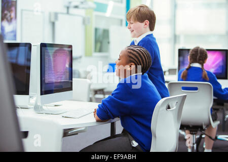 Les enfants de l'école élémentaire travailler avec les ordinateurs Banque D'Images