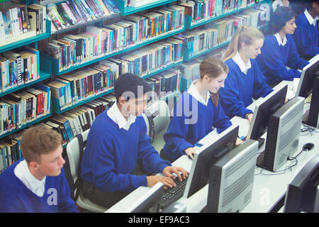 Les étudiants travaillant sur des ordinateurs dans la bibliothèque Banque D'Images