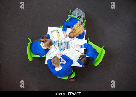 Vue aérienne d'étudiants faisant leurs devoirs ensemble Banque D'Images