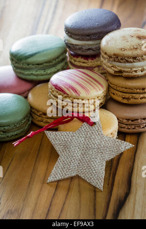 Assortiment de macarons frais classique dans une variété de couleurs et de saveurs Banque D'Images