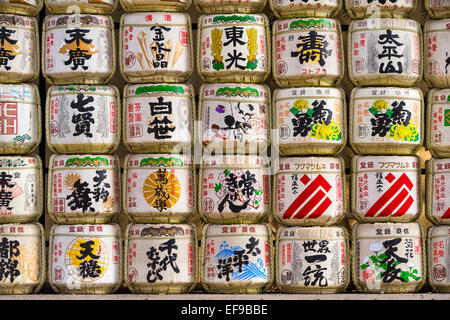 De barils de saké au Temple de Meiji à Tokyo, Japon. Banque D'Images