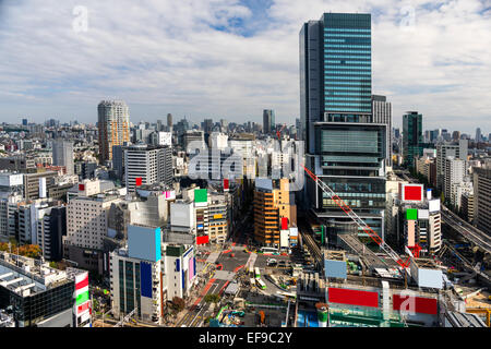 TOKYO, JAPON - 16 NOVEMBRE 2014 : Vue de la zone Shibuya. Shibuya est l'un des principaux lieux de vie nocturne de Tokyo et la mode centres. Banque D'Images