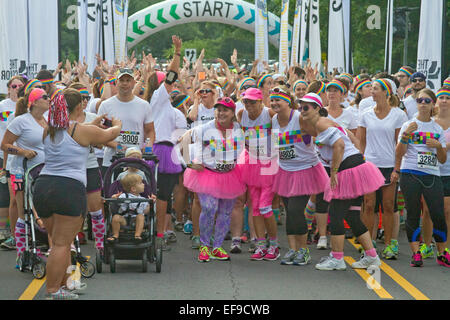 Color Run excité les participants attendent avec impatience sur la ligne de départ pour la course pour commencer à Asheville, NC Banque D'Images