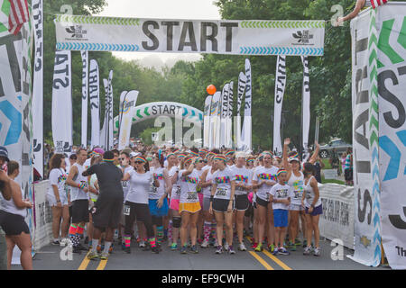 Color Run excité les participants attendent avec impatience sur la ligne de départ pour la course pour commencer à Asheville, NC Banque D'Images