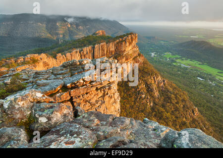 Premier feu sur Relph Peak dans les Grampians. Banque D'Images