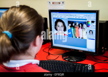 Fille à l'école primaire photoshops sa tête sur corps de célébrité Banque D'Images