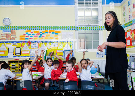 Avec des enseignants des écoles primaires de classe à l'école primaire, London, UK Banque D'Images