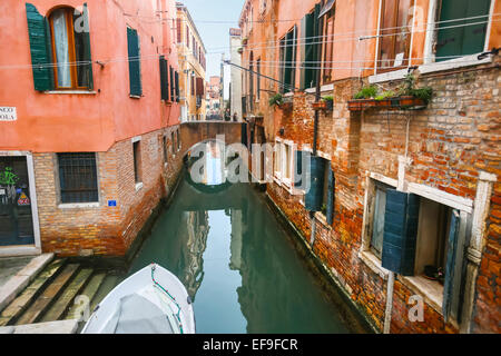 Vue d'un canal d'eau avec les gens marcher sur le pont à Venise, Italie. Banque D'Images