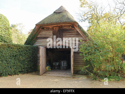 Abri de jardin en bois Store avec toit de chaume à Hidecote dans les Cotswolds, Gloucestershire, England, UK Banque D'Images